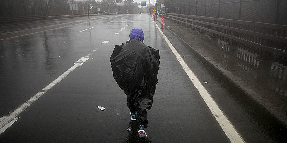 Hình ảnh cụ Katherine Beiers trùm túi nylon đen đựng rác kín người cặm cụi đi một mình giữa mưa gió khiến các runner như được tiếp thêm nguồn cảm hứng