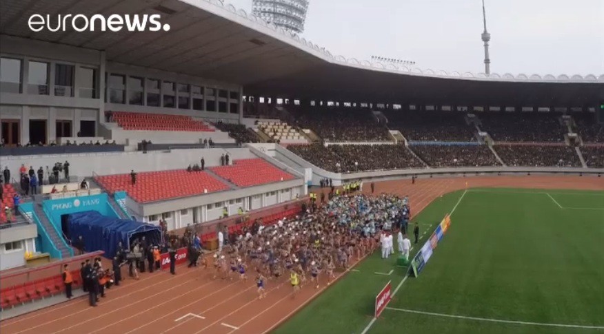 ''Một nhúm'' VĐV marathon xuất phát lọt thỏm giữa SVĐ Kim Il-sung chật kín gần 5 vạn khán giả
