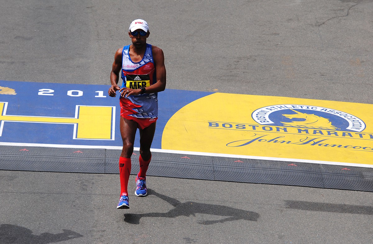 Meb Keflezighi là người Mỹ vô địch Boston Marathon đầu tiên kể từ năm 1983