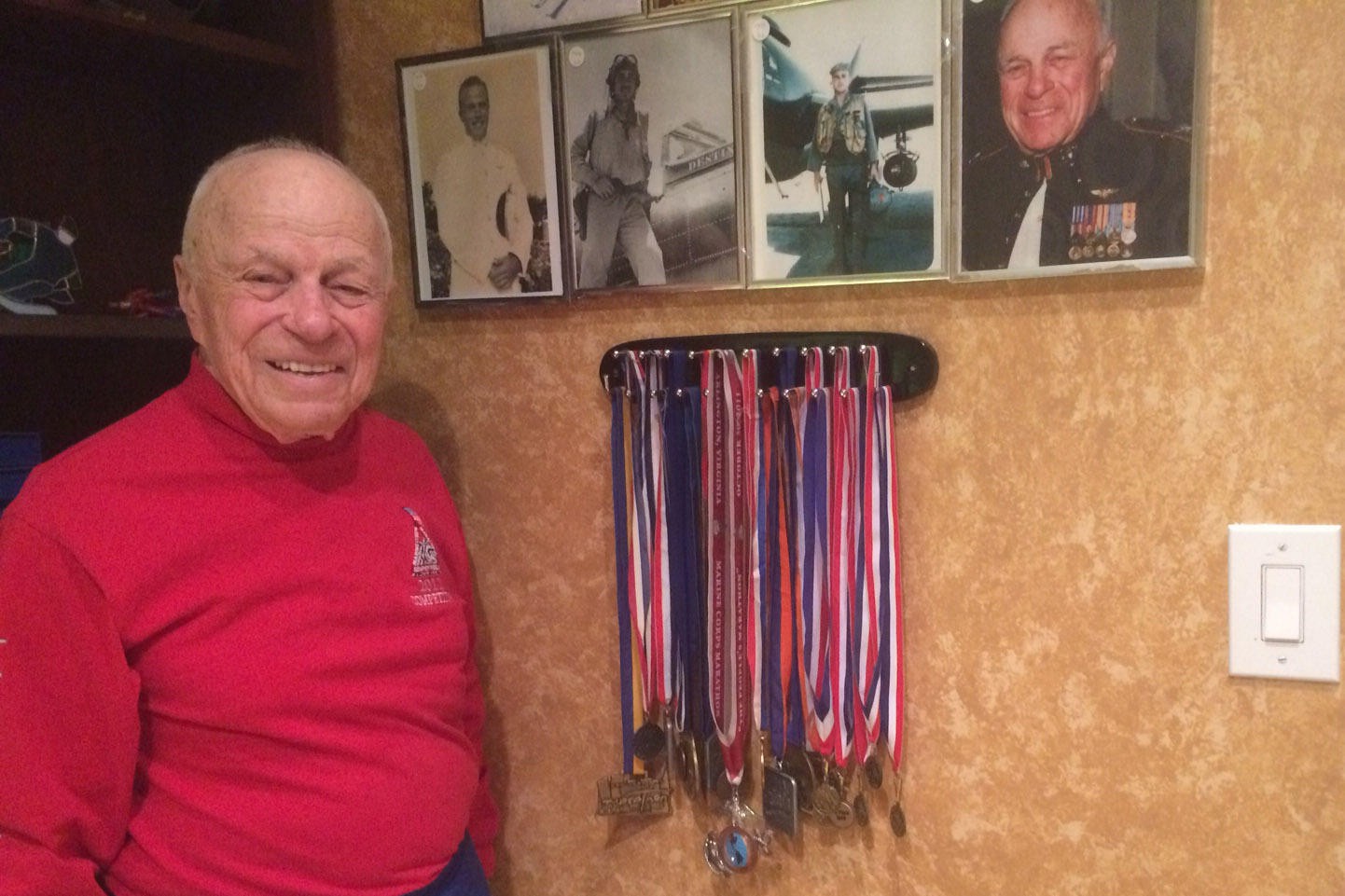 Cựu phi công Jon Mendes và bộ sưu tập huy chương chạy bộ của mình