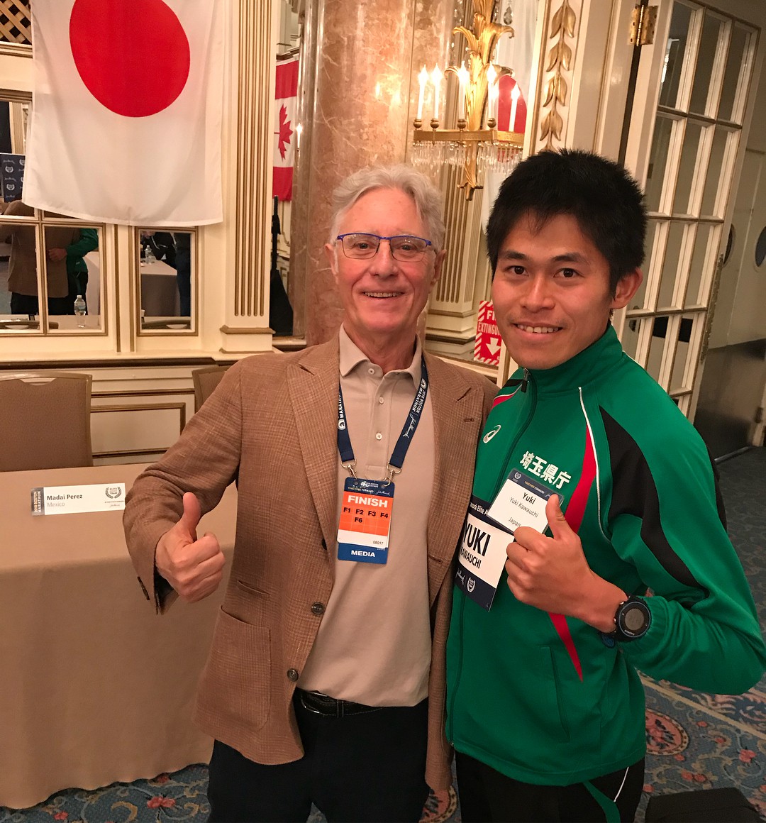 Kawauchi (phải) sẽ từ bỏ công việc ''bàn giấy'' để chuyên tâm tập marathon chuyên nghiệp. Cả 6 lần tham gia giải Gifu, nhà vô địch Boston đều đứng ngoài Top 10
