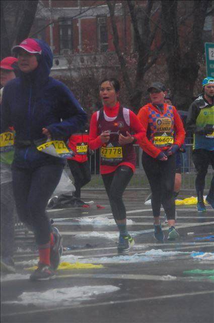 Trang Hạ trên đường chạy Boston Marathon. Ảnh: Trang Hạ