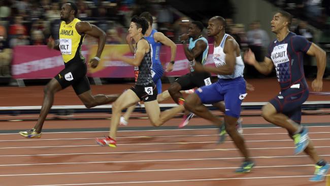 ĐKVĐTG Usain Bolt vào vòng bán kết 100m nam với thời gian 10.07