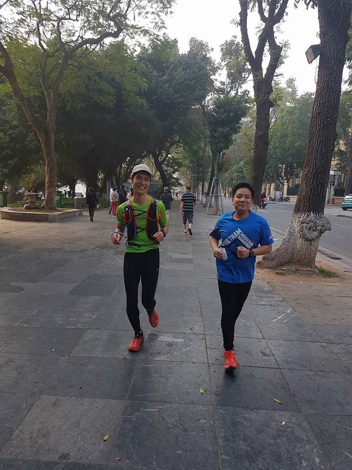 Cao Ngọc Hà (trái) trong một buổi tập chạy 10 giờ liên tục quanh hồ Hoàn Kiếm từ 1 giờ sáng