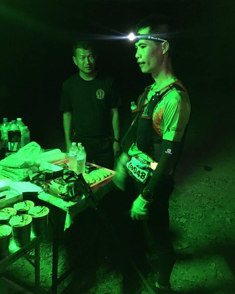 Cao Ngọc Hà tại một trạm hỗ trợ trên đường chạy lúc gần nửa đêm