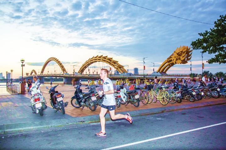 Đường chạy giải Da Nang International Marathon được thiết kế dọc bên bờ sông Hàn và đường bờ biển