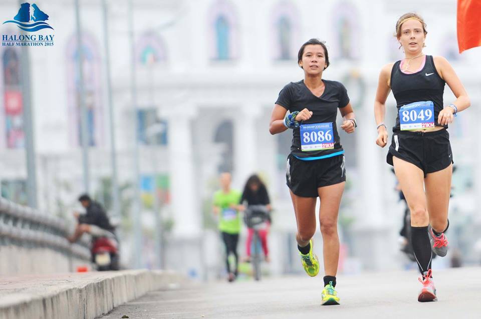 Sara Manurung (trái) tại giải Halong Bay Heritage Marathon 2015
