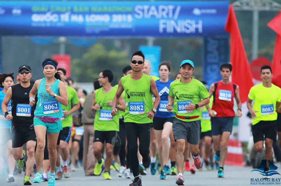 VĐV Phạm Thị Thọ (trái) tại giải Halong Bay Heritage Marathon 2015