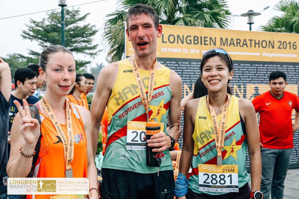 Sara Manurung (phải) cùng Louis Adderley (trái) và Đại sứ Vương quốc Anh tại Việt Nam tại giải Longbien Marathon