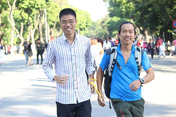 Anh Vũ Đăng Hùng (phải) tập chạy thử cùng người khiếm thị