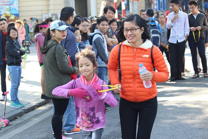 Bé An (trái), con gái anh Hùng: ''chạy với người mù rất thú vị''