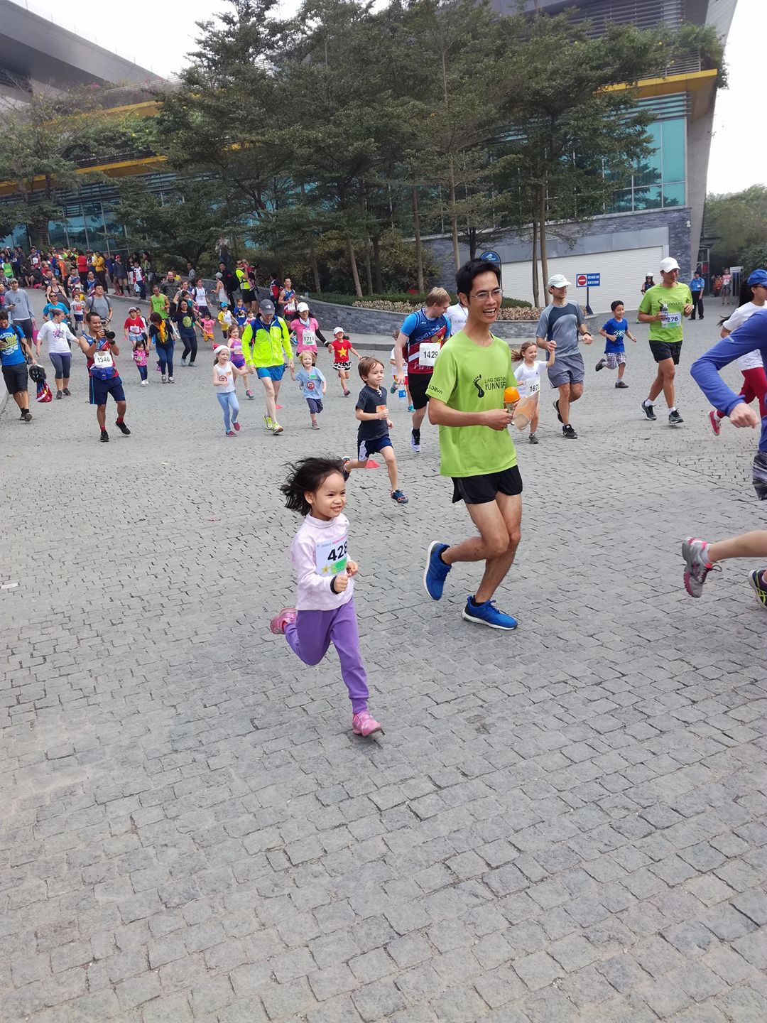 VĐV Cao Ngọc Hà sau khi làm pacer 21km tiếp tục chạy cùng con gái 1km fun run