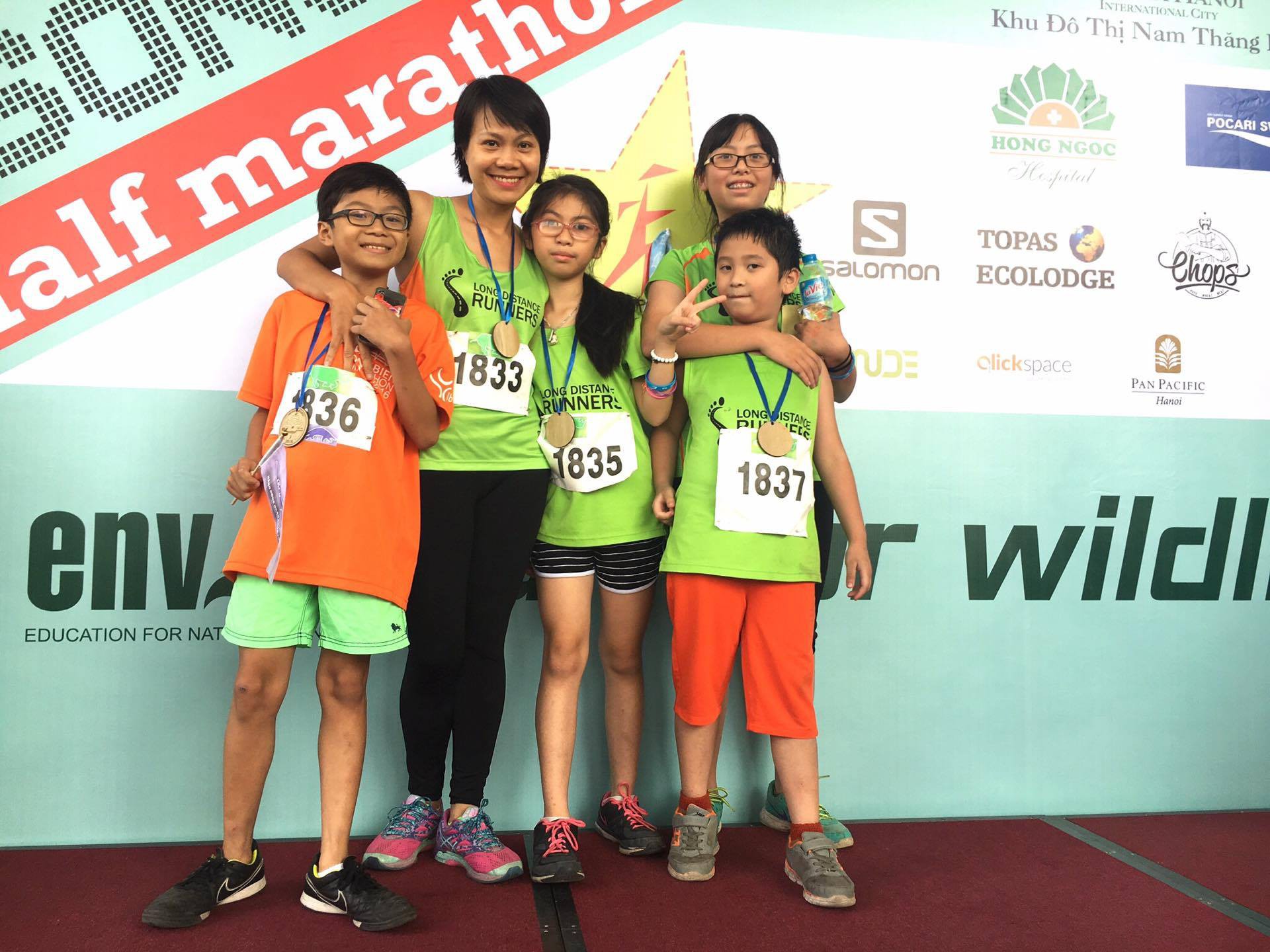 VĐV Lê Thanh Phương ''kéo'' 4 đứa con của mình chạy các giải Longbien Marathon, Halong Marathon và Song Hong Half Marathon