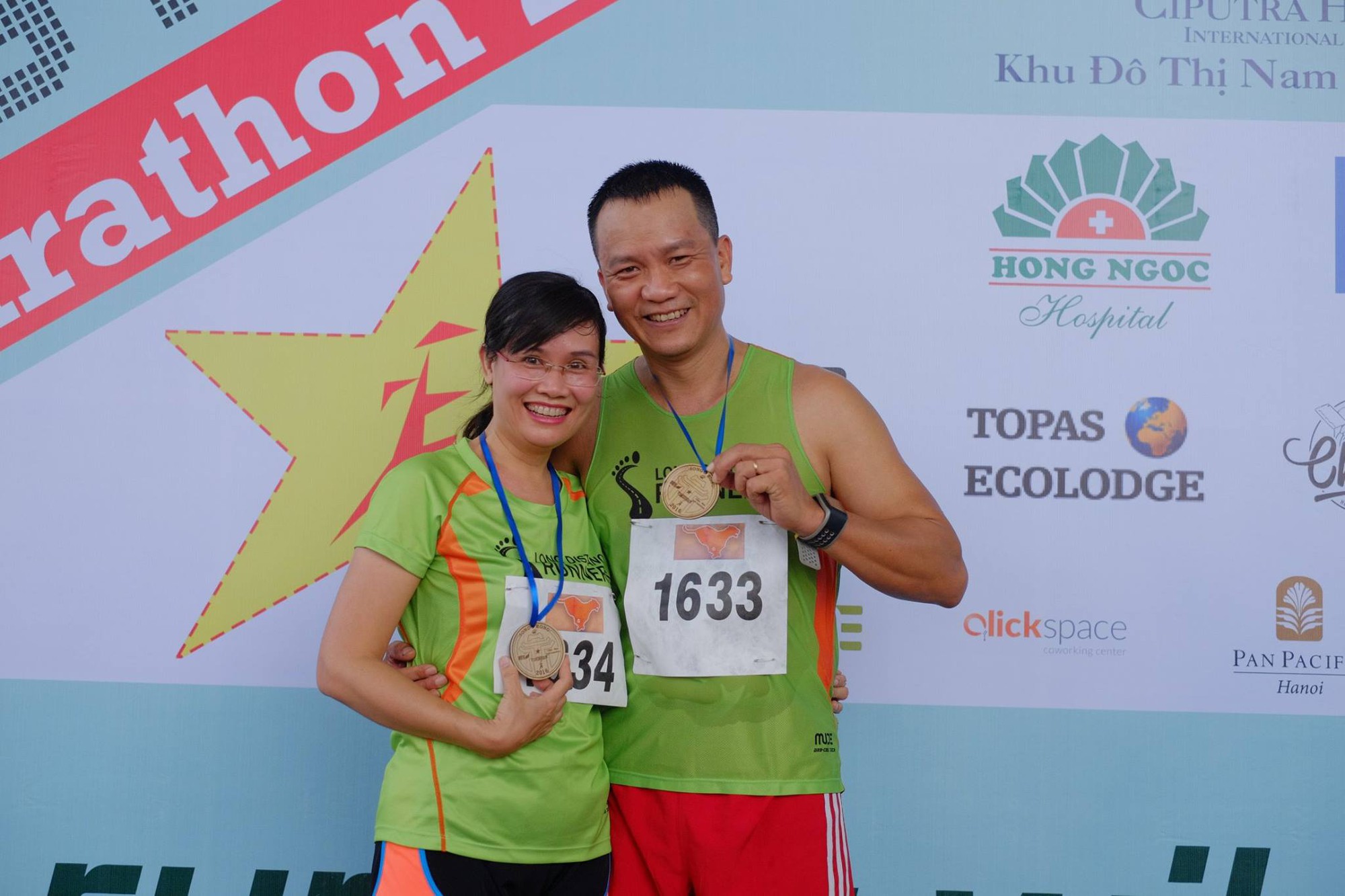 Cặp đôi ''ngôn tình'' chạy bộ cùng nhau  hoàn thành 42km vượt núi kỷ niệm 15 ngày cưới