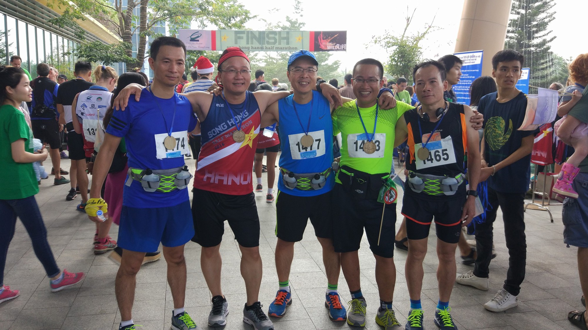 Ông Khuất Việt Hùng cùng những người bạn lần đầu tiên ''tốt nghiệp'' chạy bộ cự ly 21km