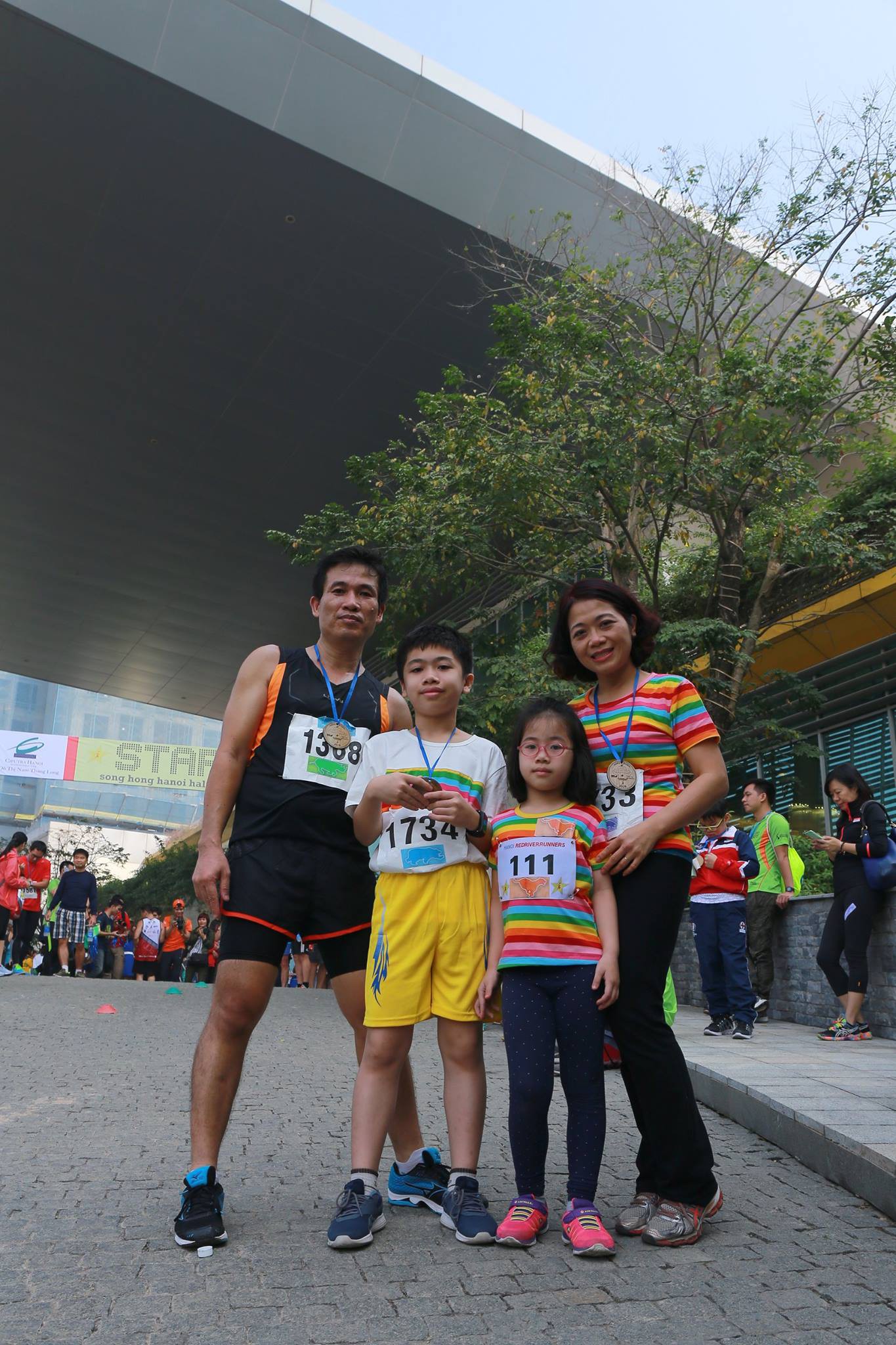 VĐV Phạm Việt Cường cùng cả gia đình chạy cả 3 cự ly 21km, 5km và 1km fun run