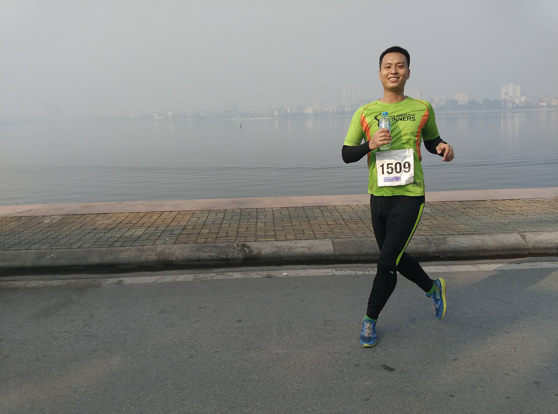Phút ngẫu hứng của VĐV Hoàng Lê Vĩnh Hưng, thành viên cặp đội giải Nhất ở giải chạy Run Together dành cho người khiếm thị tháng trước