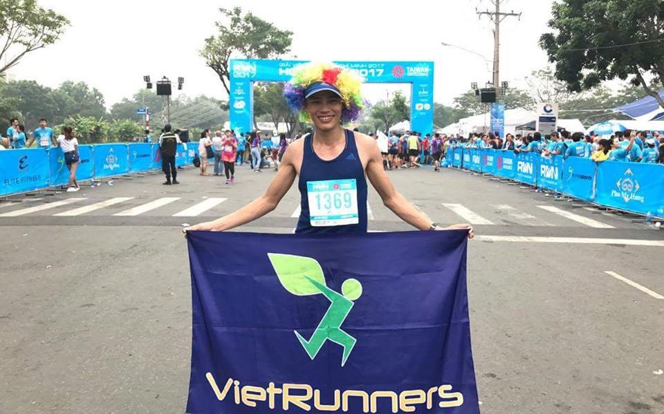 VĐV Nguyễn Văn Long đeo số Bib 1369 tại HCMC Run 2017 - The City Marathon