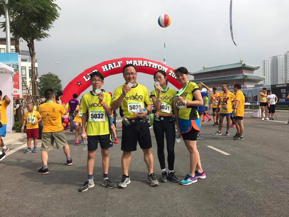 Anh Khuất Việt Hùng cùng vợ và các con tham gia giải chạy LDR Half Marathon 2017