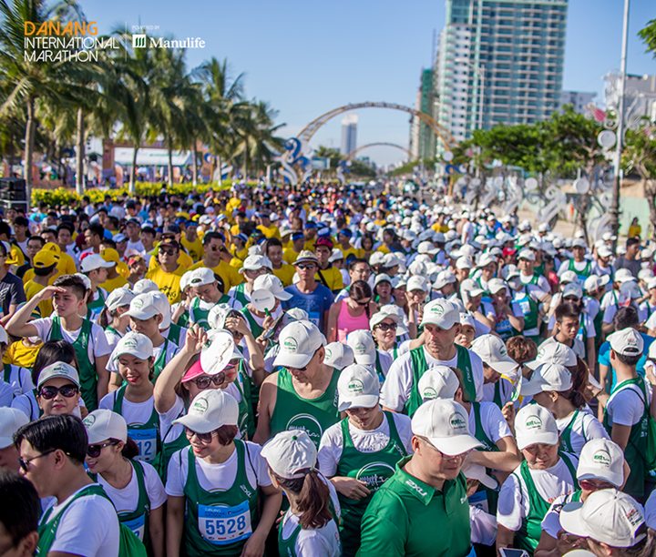 Gần 5000 người tham gia cuộc thi. DNIM không chỉ là giải chạy mà là sân chơi giao lưu, kết nối những người thích chạy bộ và hoạt động ngoài trời
