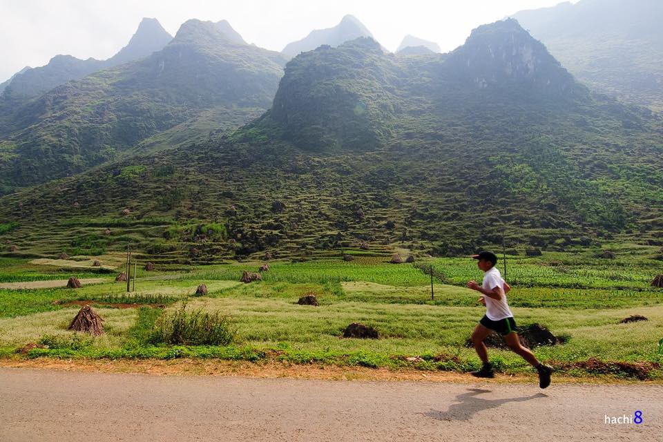 Chạy half marathon giữa khung cảnh thiên nhiên hùng vĩ Hà Giang chắc chắn là một trải nghiệm khó quên. Ảnh: Ngô Huy Hòa (HaChi8)