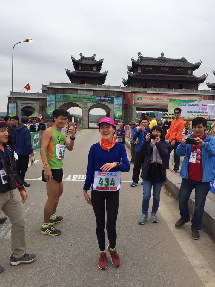 Nữ VĐV nghiệp dư duy nhất hoàn thành marathon trước 4 giờ về đích trong sự chào đón của bạn bè, những runner phong trào