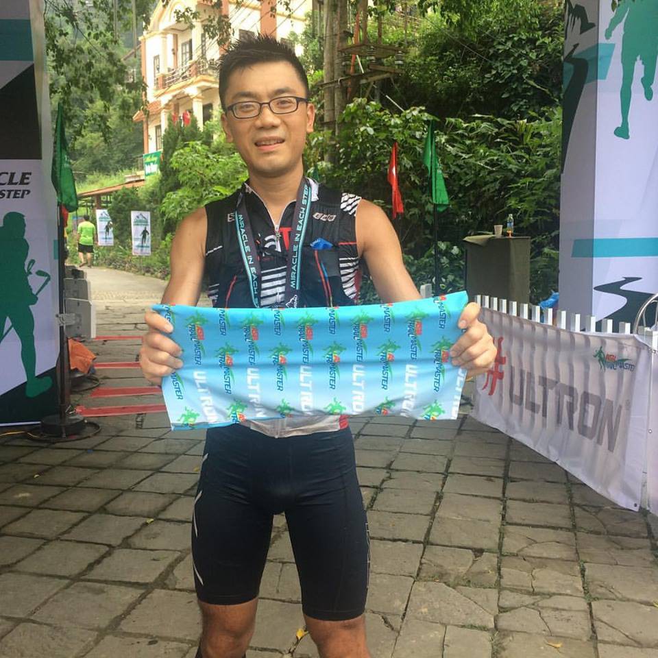 Kinh nghiệm của Isaac Yuen Wan Ho (Hong Kong) giúp anh vượt qua sự non trẻ của VĐV Nguyễn Đức Quang trong 4km leo dốc cuối cùng