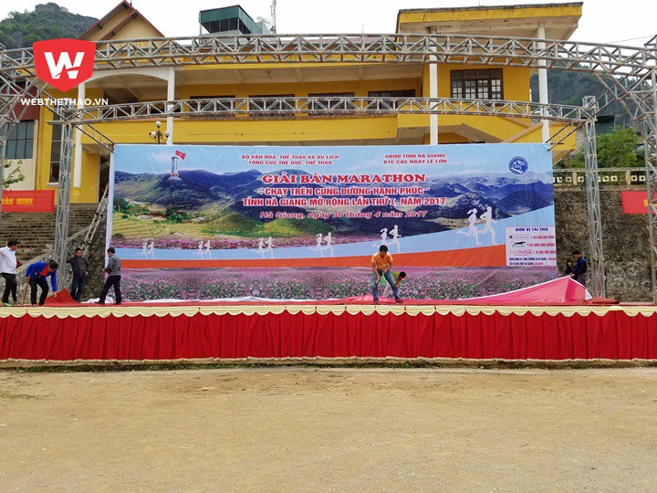 Sân khấu tại SVĐ huyện Đồng Vạc, nơi diễn ra lễ khai mạc được ráo riết hoàn thành trong chiều nay (28/4)