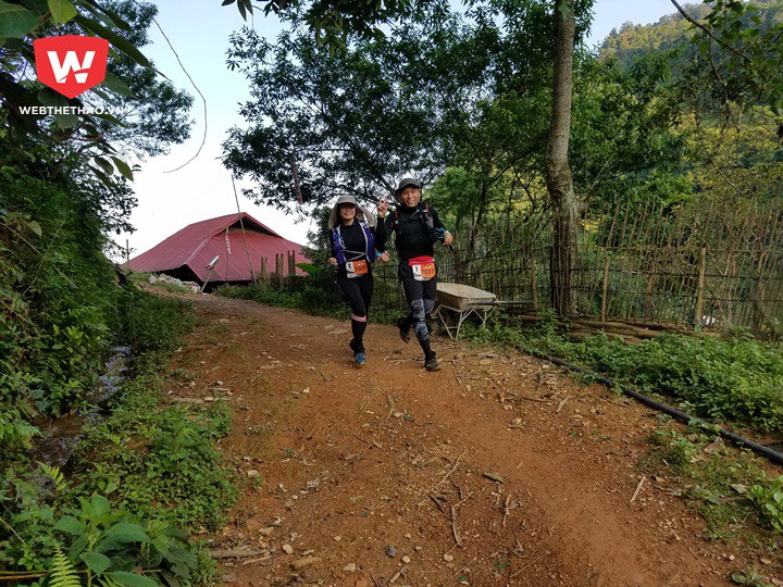VĐV Lê Phương Vy chạy cùng bạn trai tại Vietnam Jungle Marathon