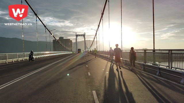 Thời điểm 6 giờ sáng. Nẵng lên rực rỡ chào đón đoàn đua trên cầu Thuận Phước