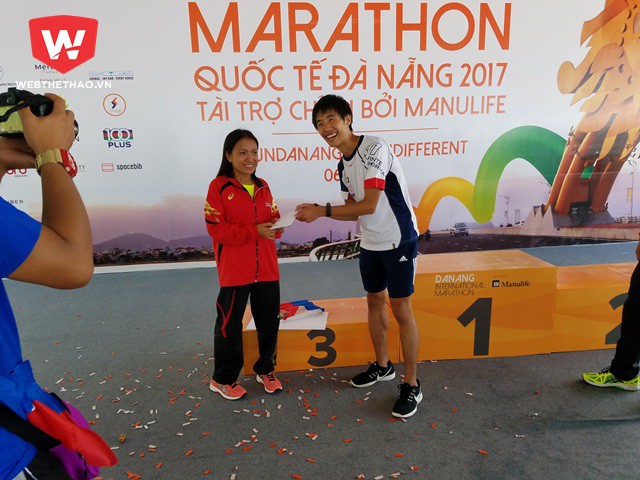 Do Izawa Satoshi là ĐKVĐ giải Shonan International Marathon (Nhật Bản) nên nhà VĐ 42km DNIM này đã tặng lại phần thưởng của mình (suất đăng ký, visa và khách sạn ở miễn phí) cho nữ VĐV người Philippines