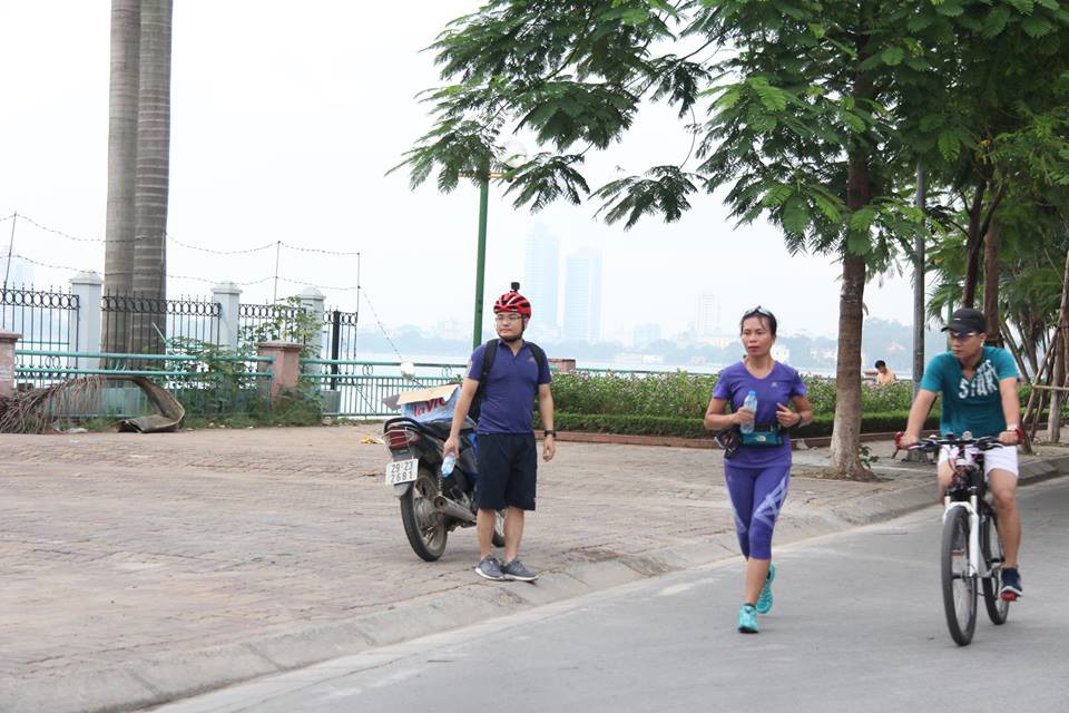 Trang Hạ chạy bộ ở hồ Tây