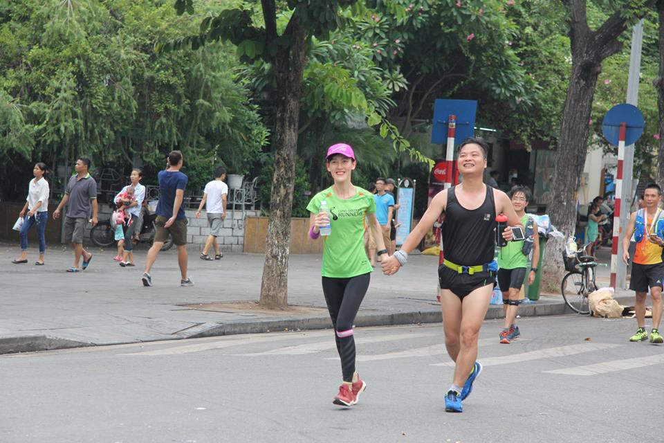 Cô giáo chạy marathon siêu nhất Việt Nam cùng anh Toàn, chồng chị nắm tay nhau chạy