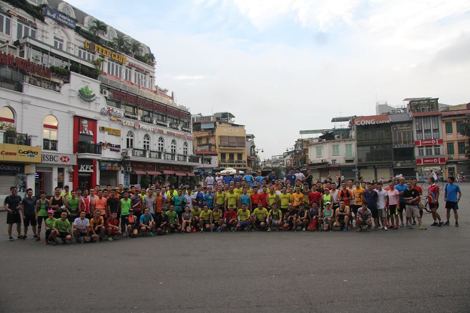 Rất đông những người yêu chạy bộ cùng chinh phục 21km qua những con phố và hồ nổi tiếng Hà Nội