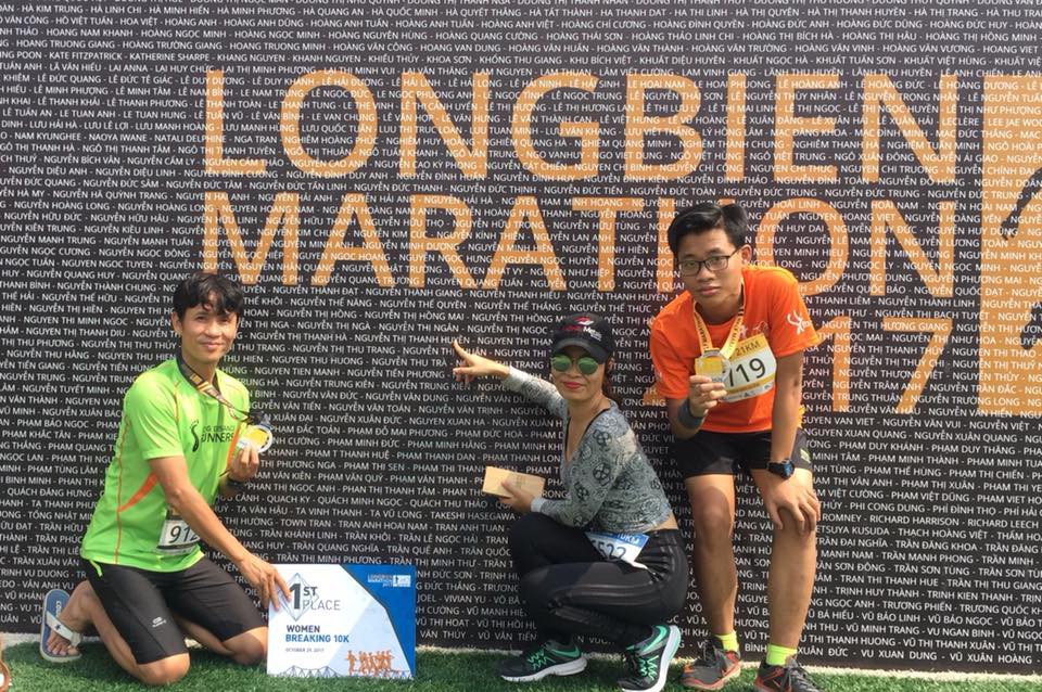 Anh Trịnh Nam Hải cùng con vợ và con trai tại giải Longbien Marathon 2017
