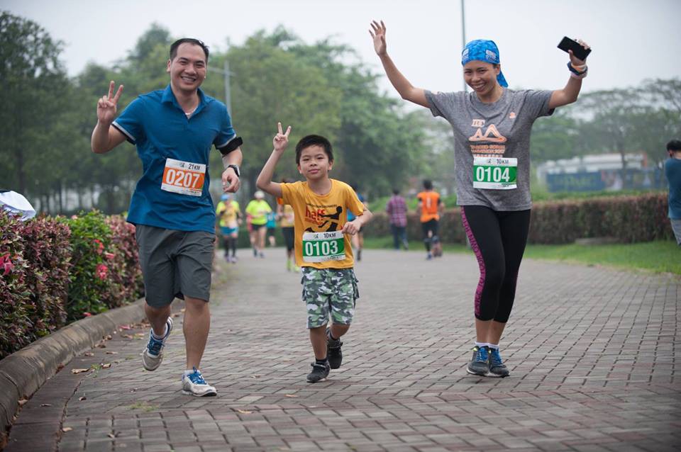 Trang Hạ và gia đình tại giải chạy LDR Half Marathon 2018 tại Công viên Yên Sở. Ảnh: NVCC