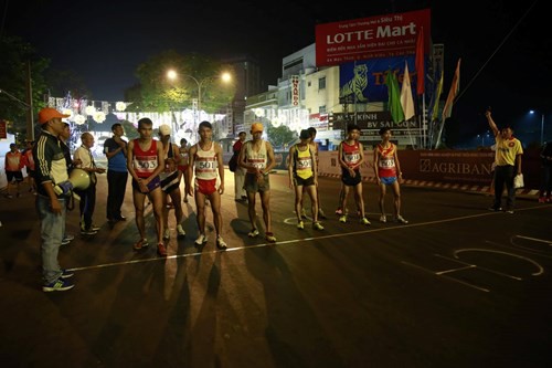 Tại giải việt dã báo Tiền Phong 2016, nội dung marathon nam có...6 VĐV đến từ các đoàn Hải Phòng, Ninh Bình, Đồng Nai, Quân đội, Bình Phước, Quảng Ngãi