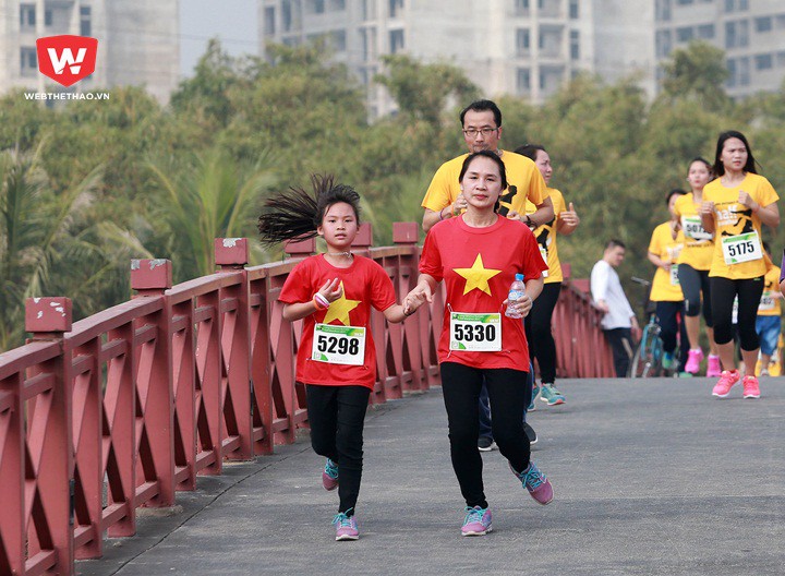 Có runner chọn trang phục chạy cờ đỏ sao vàng