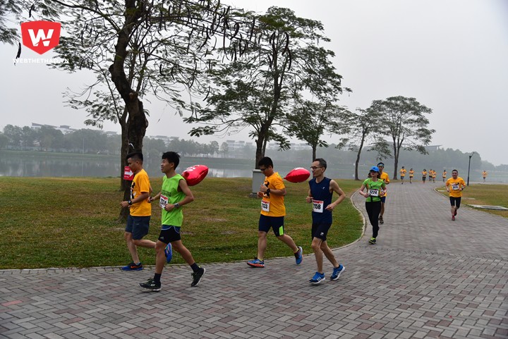 Để có thể căn tốc độ chính xác, các pacer đều đeo đồng hồ chuyên dùng cho chạy bộ, hiển thị thời gian vận tốc chạy bộ. Các pacer nhìn vào đồng hồ để điều chỉnh tốc độ chạy đã xác định