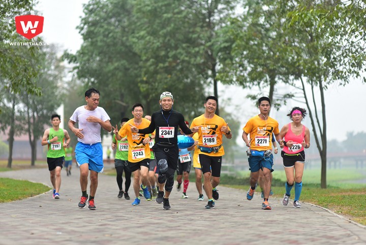 Hoàn thành half marathon dưới 2 giờ là mục tiêu của khá nhiều VĐV nên pacer Đặng Ngọc Lâm mang trọng trách lớn. Anh là runner giàu kinh nghiệm, đã từng thi đấu giải ba môn phối hợp Ironman 70.3 Vietnam 2016 và đại diện Việt Nam tham dự giải Ironman 70.3 vô địch châu Á - Thái Bình Dương