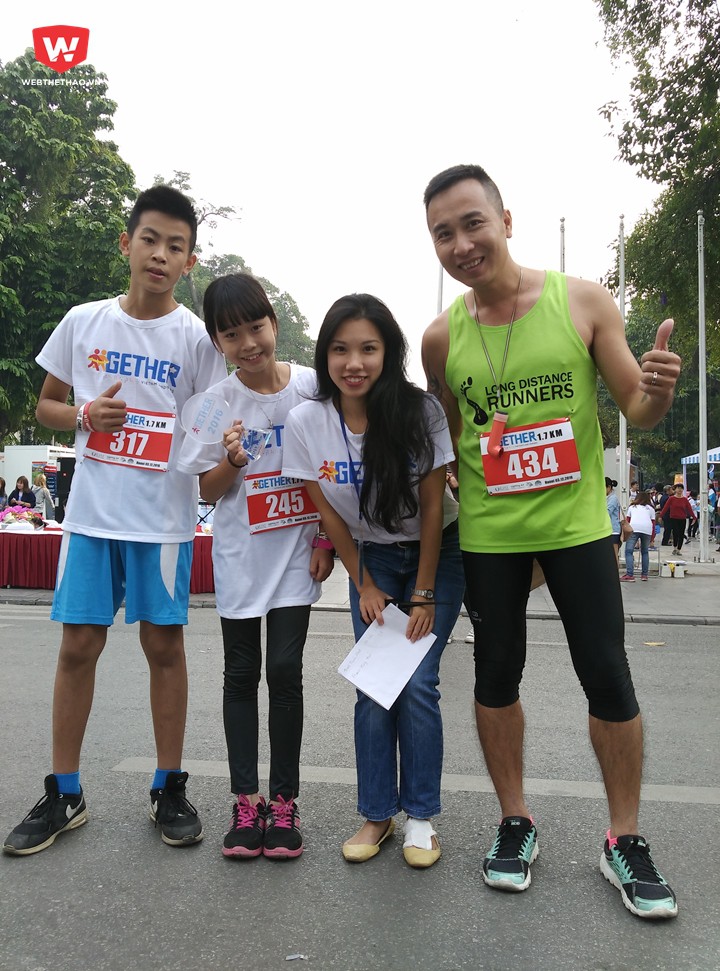 Chị Hương cùng 3 bố con anh Tô Hiếu Trung đều tham gia tình nguyện dẫn VĐV khiếm thị chạy