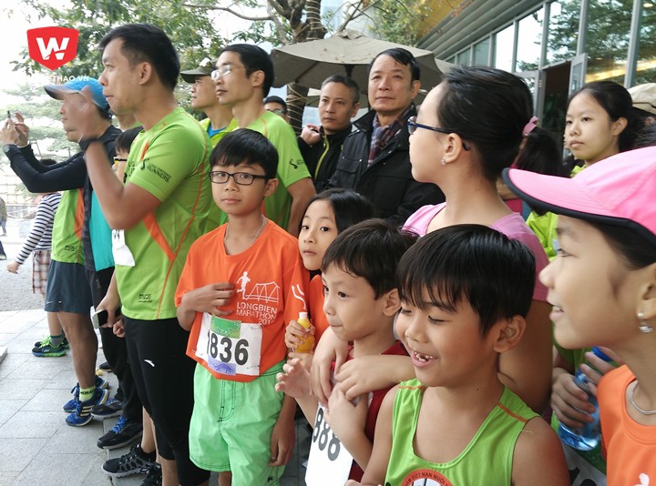 Các VĐV nhí cổ vũ người lớn trong khi chờ chạy 5km và 1km fun run