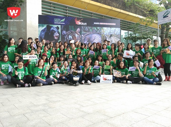 Các tình nguyện viên của Tổ chức phi chính phủ Education for Nature Vietnam (ENV)