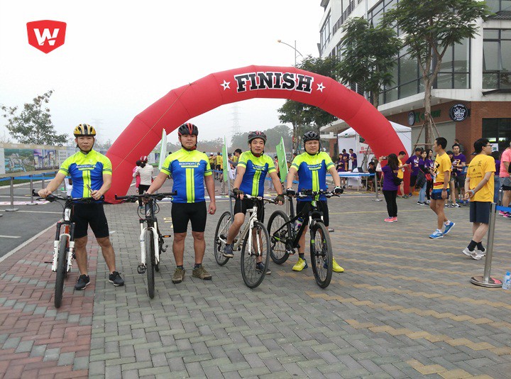 Đội xe đạp dẫn đường cho các VĐV dẫn đầu