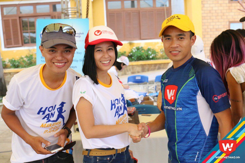PV Webthethao và đại diện BTC Thái Lan (giữa) cùng anh Ngọc Sang, một công dân của Hội An, TNV của giải