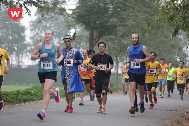 Pacer Đào Ngọc Quang Vinh chọn cho mình chiếc áo tứ thân, bộ trang phục truyền thống của quê hương anh (Bắc Ninh)