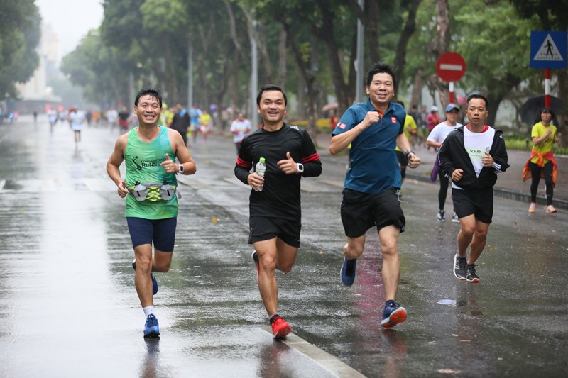 Thời tiết lạnh và cơn mưa ập bất ngờ cũng không khiến các runners ngán ngại. Ảnh: Linh Nguyen H.