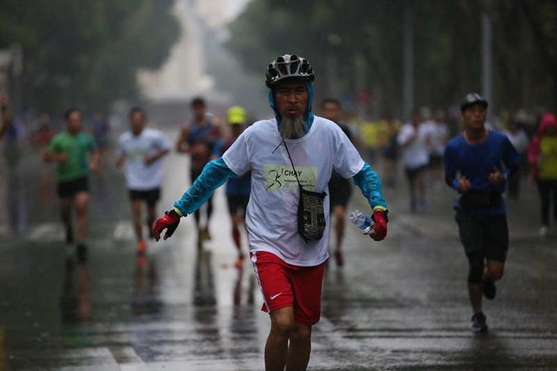 Một trong những runner cao tuổi trong buổi chạy sáng nay. Ảnh: Linh Nguyen H