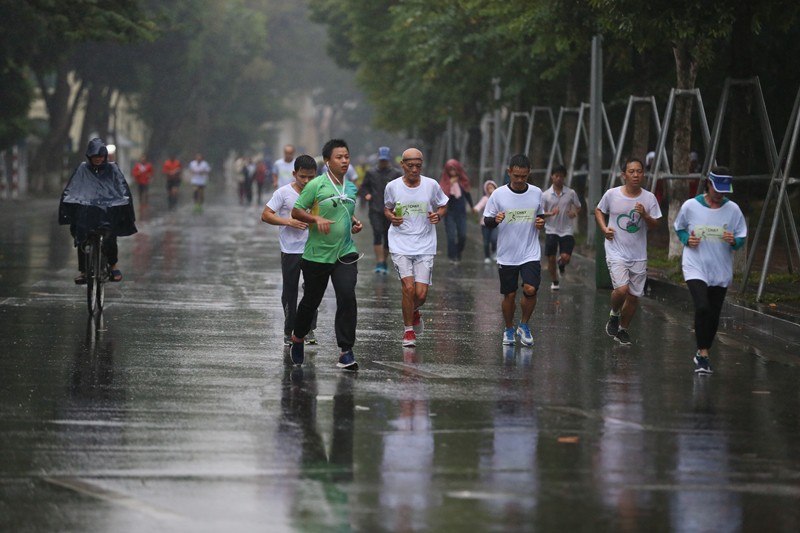 VĐV Nguyễn Đỗ Hùng (thứ 4 từ phải sang) Người cao tuổi chạy marathon nhanh nhất Việt Nam luôn có mặt ở các sự kiện chạy bộ vì cộng đồng