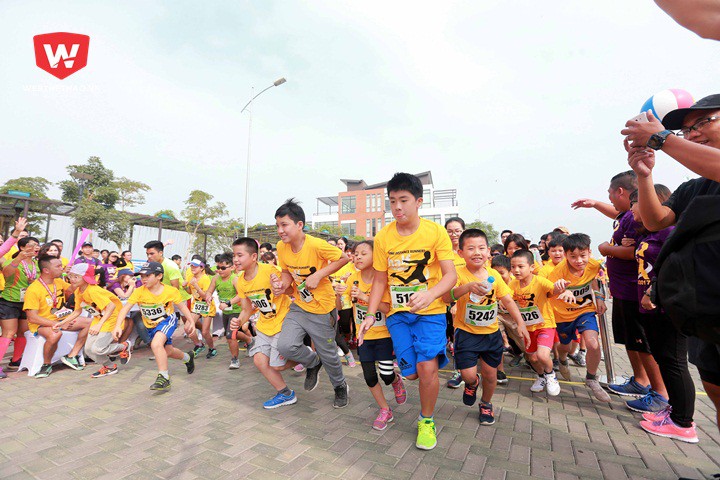 Các VĐV nhí hào hứng xuất phát chạy đua 5km